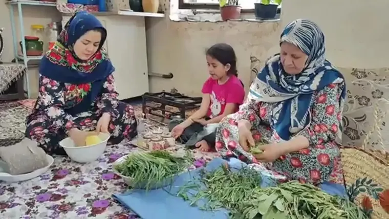 ببینید که بانوی ارومیه ای چه قورمه سبزی پخت