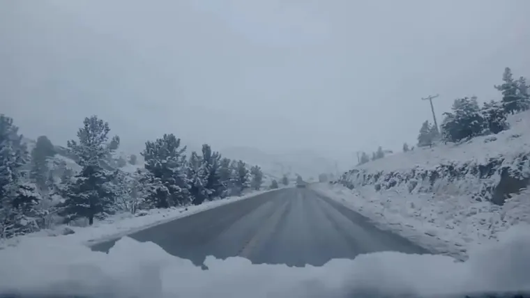 برف زیبا، این جاده مرزی ایران را در آغوش گرفت