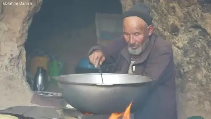 پخت نان ساجی و خورشت کلم و مرغ به سبک زوج غارنشین افغان