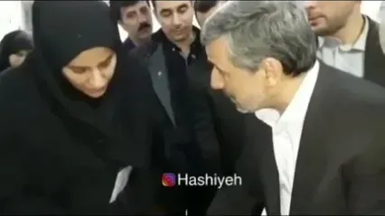 آموزش احمدی نژاد برای ساخت ماسک از دستمال کاغذی در محل انتخابات/ ویدئو