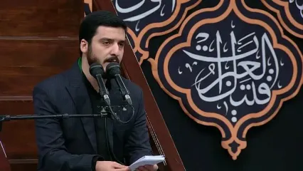 لحظاتی از قرائت زیارت اربعین حسینی در حسینیه امام خمینی با حضور رهبر انقلاب