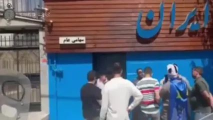 اجتماع هواداران استقلال مقابل باشگاه برای اخراج نکونام