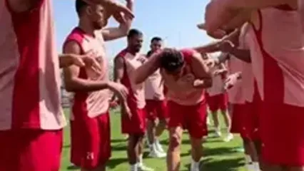 خوش‌آمدگویی بازیکنان پرسپولیس به سعید مهری