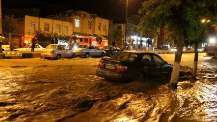 بارش شدید باران، خیابان‌های این شهر را زیر آب برد