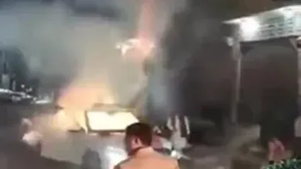 ماشین عروس بر اثر آتش‌بازی در آتش سوخت