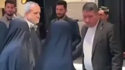 ماجرای پرت کردن هدیه از سوی پزشکیان جنجالی شد