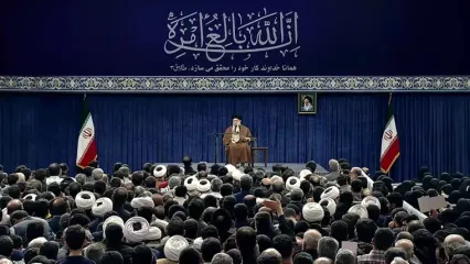 رهبر معظم انقلاب: نباید تردید کرد که عامل اصلی آنچه در سوریه اتفاق افتاد، در اتاق فرمان آمریکا و اسرائیل طراحی شده است/ برای این قرائنی داریم/ یک دولت همسایه سوریه هم در آن نقش دارد ولی نقشه‌کش اصلی آمریکا و رژیم صهیونیستی است