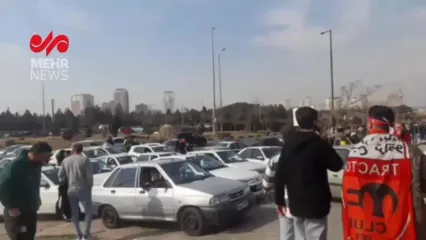 هواداران تراکتور در ورودی ورزشگاه آزادی را شکستند!