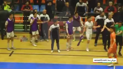 جنجال بزرگ هفته فوتسال به خاطر یک بطری آب شروع شد