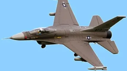 جولان تماشایی یک زن با F35 بر فراز آسمان!