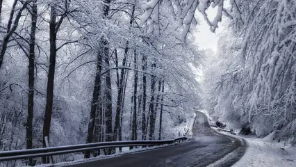 جاده رویایی رودبار زیر بارش بی‌امان برف