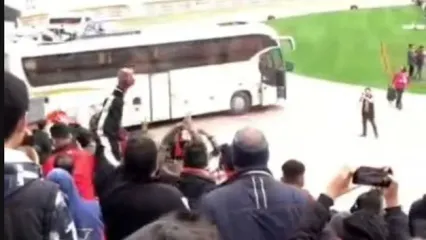 اشتباه بامزه هواداران پرسپولیس در ورزشگاه نقش جهان!