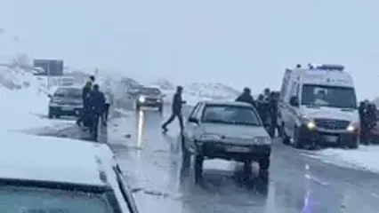 واژگونی 2 مینی‌بوس در جاده جلفا به دلیل یخبندان و لغزندگی جاده