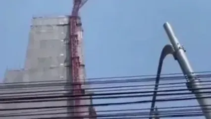 لحظه سقوط جرثقیل بر اثر زمین‌لرزه در تایلند