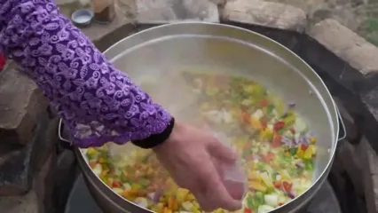 ببینید؛ غذای روستایی در ایران؛ پخت پلومرغ محلی در کوهستان های آستارا