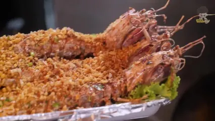 ببینید؛ غذای خیابانی در تایلند؛ پخت انواع غذا با لابستر، میگوی مانتیس و ماهی مرکب