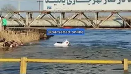فیلم نجات ۵ سرنشین پراید از کانال آب پارس آباد توسط چند جوان