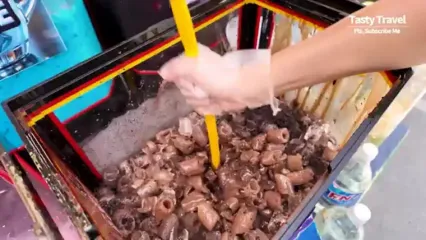 ببینید؛ غذای خیابانی در مالزی؛ تهیه ده ها مرغ کبابی روی زغال در کوالالامپور