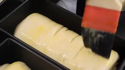 مراحل درست کردن کروسان چند لایه شکلاتی از نمای نزدیک