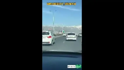 لحظه تصادف خودرو ۲۰۶ در پی کل‌کل در جاده