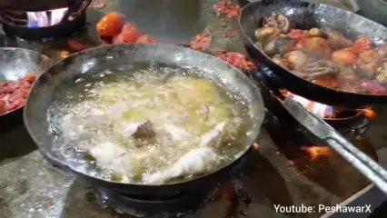 ببینید؛ غذای خیابانی در پاکستان؛ پخت خوراک محبوب مرغ و گوجه در پیشاور