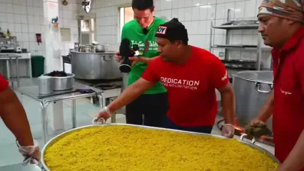 ببینید؛ غذای روستایی در قطر؛ پخت مندی گوسفند و شتر برای مراسم عروسی