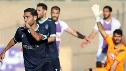 اتفاق باورنکردنی در لیگ ایران؛ حمله هواداران خشمگین به پلیس