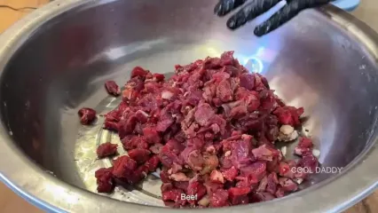 ببینید؛ غذای خیابانی در ازبکستان؛ پلو مخلوط با گوشت شتر مرغ و کباب دیگی