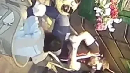فیلم لحظه سرقت گردنبد مرد جوان در سعادت آباد تهران