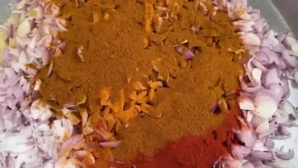 ببینید؛ غذای روستایی در هند؛ پخت پاکورا در ساج غول پیکر توسط یک مادربزرگ