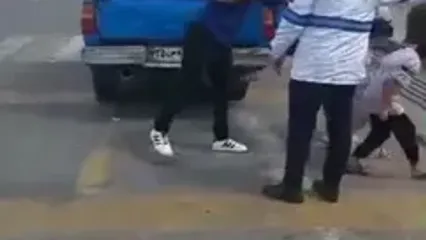 برخورد قاطع پلیس راهور عباس‌آباد با تخلف حمل مسافر در قسمت بار وانت‌ها