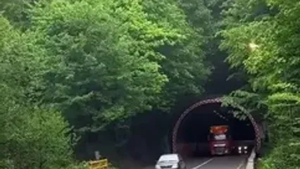 باران در تونل رویایی جاده شیرگاه، مازندران