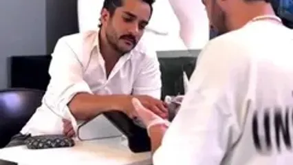 ببینید؛ آقای بازیگر در حال رسیدگی به ناخن‌های خود در یک سالن زیبایی