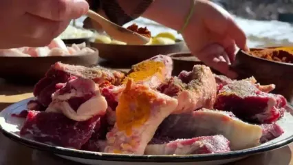 ببینید؛ غذای روستایی در آذربایجان؛ تهیه ترشی زنجبیل و سیب زمینی و پخت همبرگر غول پیکر