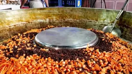 ببینید؛ غذای خیابانی در ازبکستان؛ نحوه پخت یک تن سمرقند پلو در نامانگان