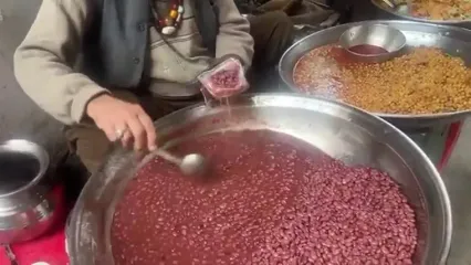ببینید؛ غذای خیابانی در پاکستان؛ پخت غذای محلی با لوبیا و نخود توسط پیرمرد 80 ساله