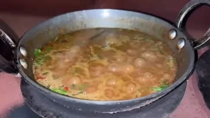 ببینید؛ غذای روستایی در نپال؛ تهیه ترشی سیب زمینی و خوراک لوبیا در کوهستان