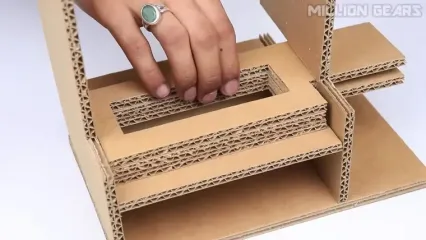 ببینید؛ 4 ایده ساخت کاردستی با کارتن کاغذی؛ از قلک تا دستگاه فروش آب‌نبات
