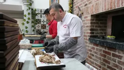 ببینید؛ غذای خیابانی در ترکیه؛ پخت کله پاچه بره در استانبول