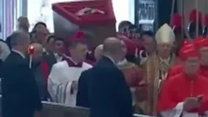 انتقال جسد پاپ از کلیسای محل اقامتش به کلیسای سنت پیتر در واتیکان
