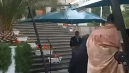 بارش شدید باران در حیات دولت و پناه بردن خبرنگاران زیر سایه‌بان