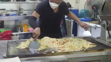 ببینید؛ غذای خیابانی در مالزی؛ برنج سرخ شده با میگو و تخم مرغ در کوالالامپور