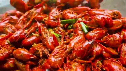 ببینید؛ غذای روستایی در هند؛ پخت یک غذای محلی و تند با خرچنگ