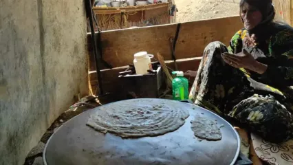 ببینید؛ غذای عشایری در ایران؛ پخت نان کنجدی سنتی در طبیعت