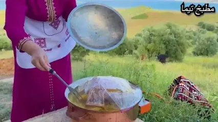ببینید؛ غذای روستایی در مراکش؛ پخت چلو خورشت آلو و سالاد در روستایی زیبا