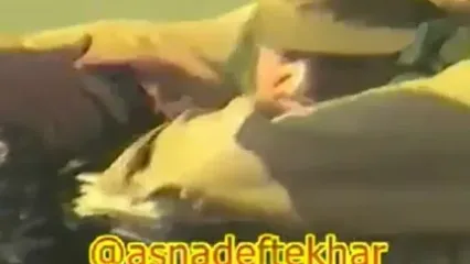 ببینید؛ سفر به تاریخ؛ «هاشمی رفسنجانی» در جبهه در حال بررسی یک تیربار