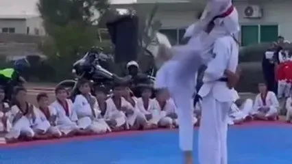 فیلم ضربه اشتباهی کاراته کار به صورت هم تیمی