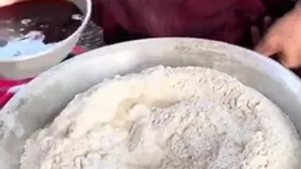ببینید؛ غذای روستایی در ایران؛ چیدن توت فرنگی و تهیه نان سنتی با آن ها