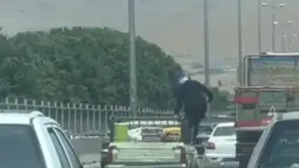 فیلم‌های خطرناک از زنان روی سقف خودروها / یک چالش مرگبار در جاده‌ها برای معروف شدن !