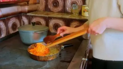 ببینید؛ غذای روستایی در اوکراین؛ تهیه سوسیس خانگی در کوه های کارپات